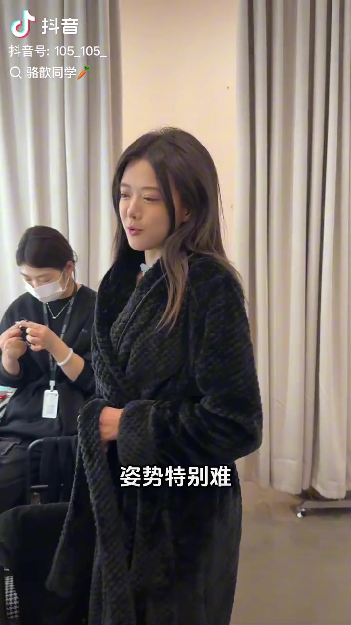 金年会金字招牌诚信至上你真拍呀！主持骆歆拍性感写真：大方上身黑丝+紧身毛衣 高跟鞋衬托完美腿型