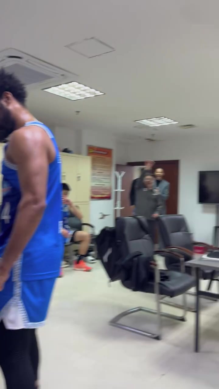 金年会30分11板助队力克山西！邹阳晒更衣室庆祝视频：属于我们的胜利