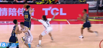 金年会手上有多余动作！伯克接球摆脱打到李添荣面部被吹进攻犯规