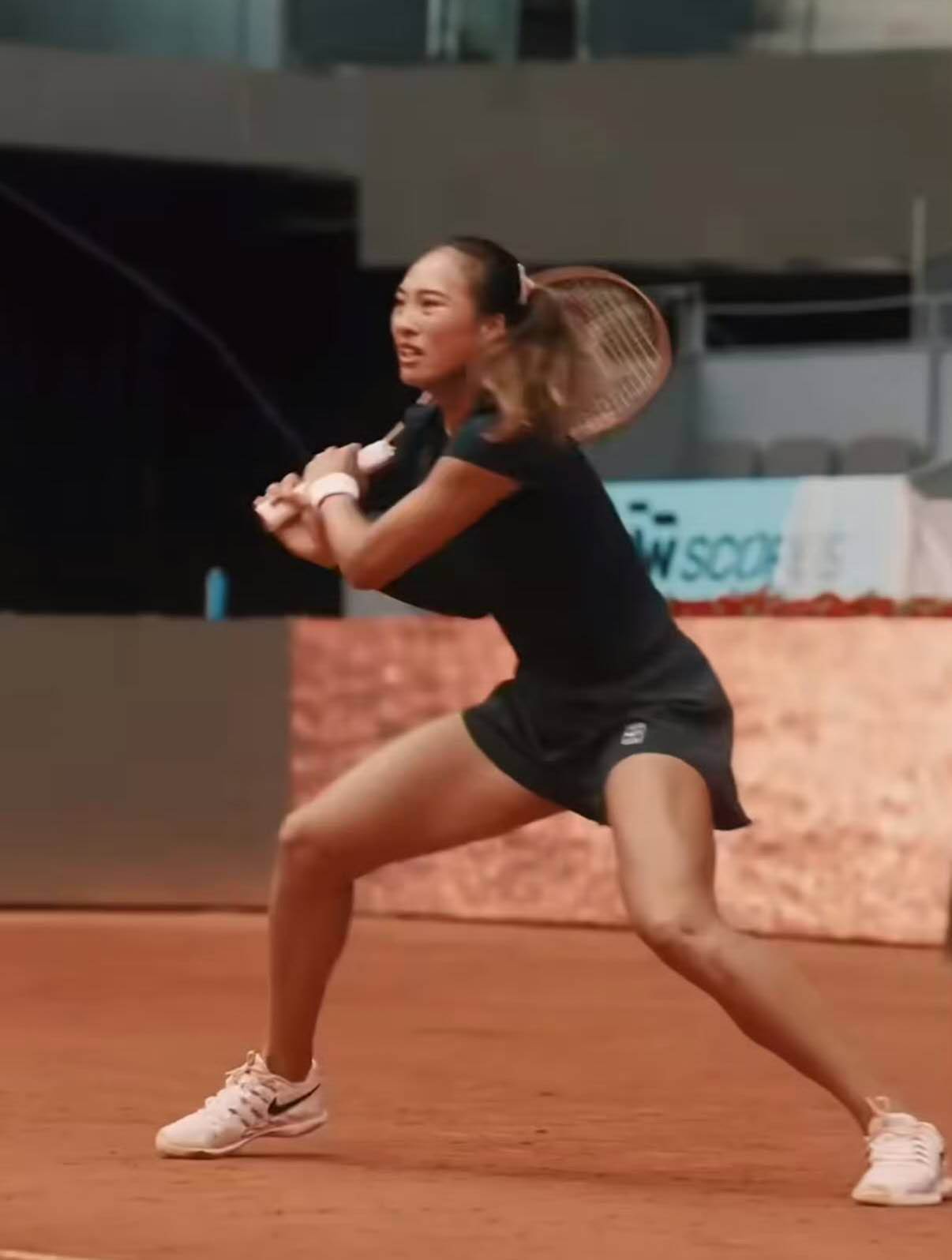 郑钦文亮相马德里开启复出训练，状态轻松，但仍带着护肘引人担忧