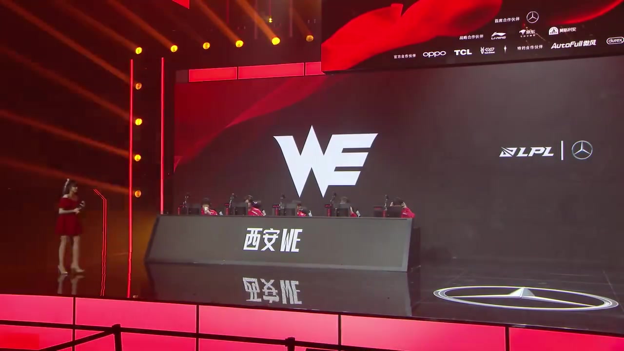 jinnianhui金年会阿妈忒拉斯✇ 驼子姐化身宇智波骆歆 登场摆出佐助天照pose