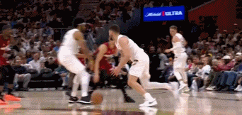 金年会体育叫我话事人🥵！杰罗姆季后赛首秀15中10砍下28分 末节独得16分