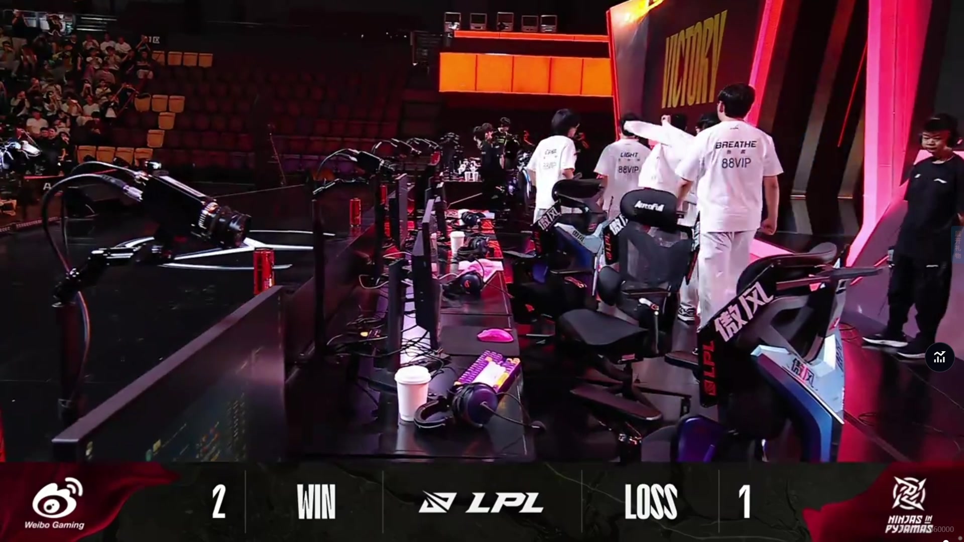 金年会大伙想看的是这个？赛后碰拳环节 导播不切金玉良缘正面镜头