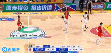 金年会利刃穿心！小巴里-布朗杀篮下 过掉张镇麟面对威尔斯拉杆上篮2+1