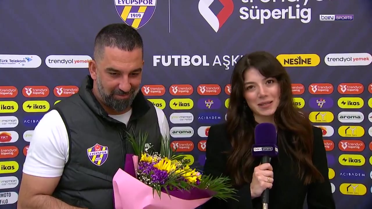 jinnianhui金年会暖男💖恰逢母亲节，图兰给一名怀孕的记者送上鲜花和祝福