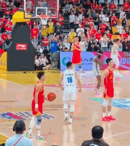 金年会😑在想啥？孙铭徽开大脚时 胡金秋&朱俊龙叉着腰目睹了全程