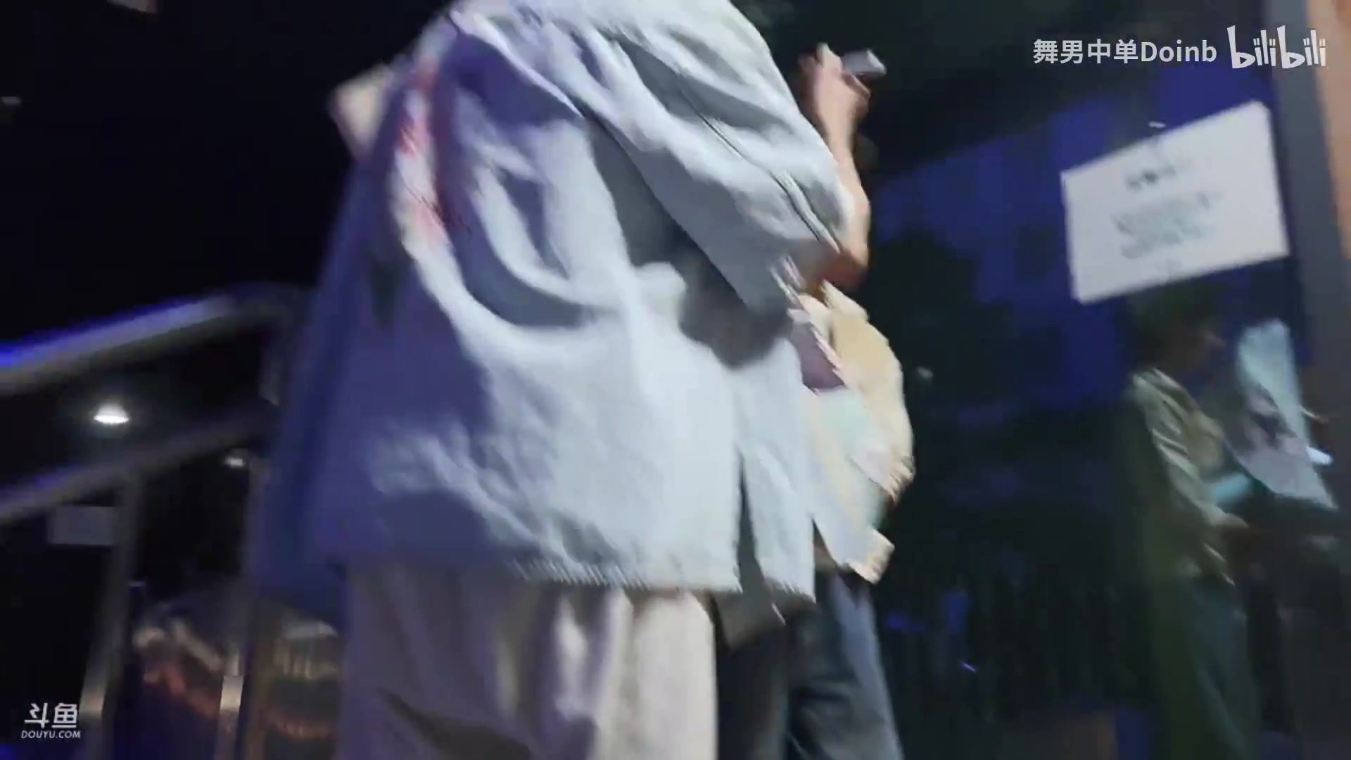 jinnianhui金年会大明星！Doinb贵阳户外一路上全是粉丝互动合影 投喂贵州特产