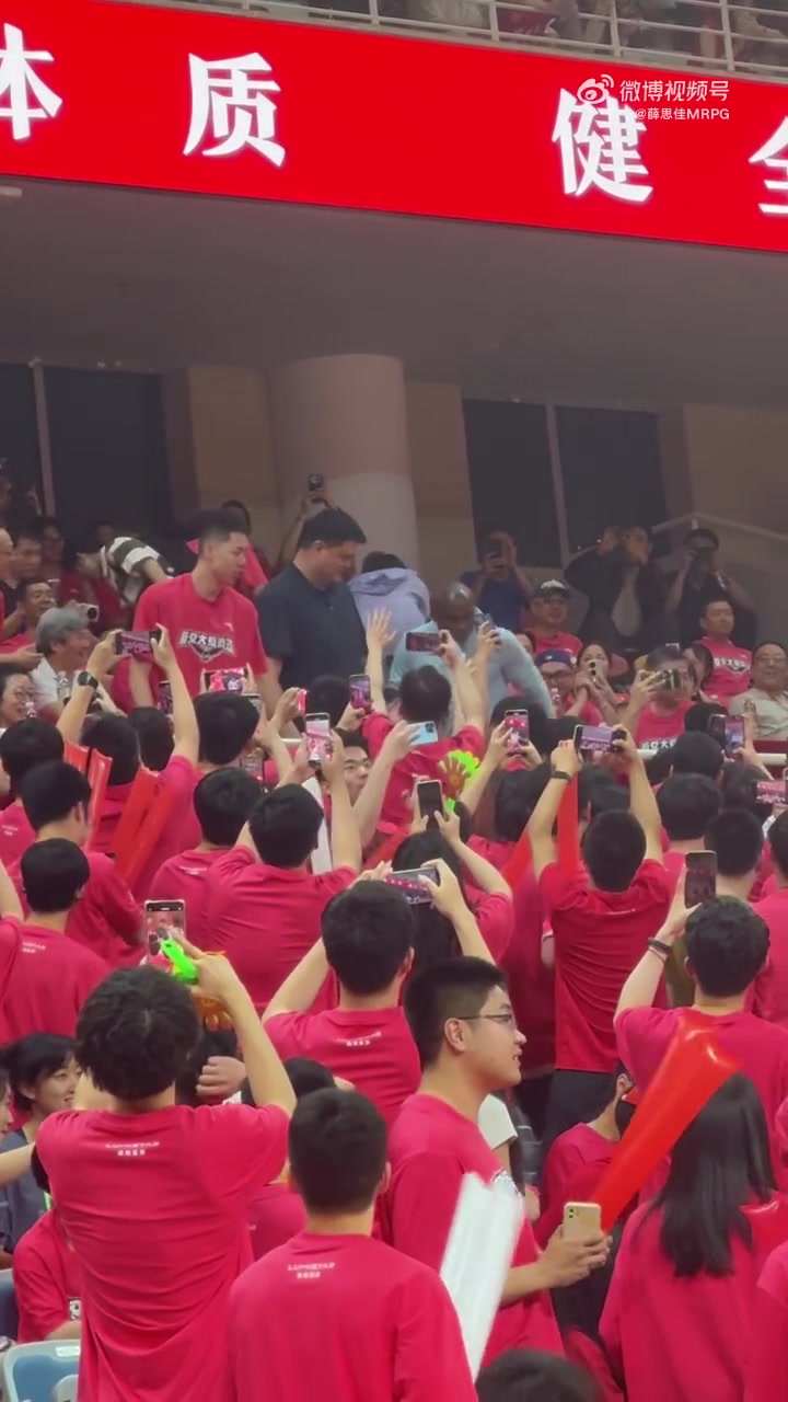 金年会金字招牌信誉至上为母校加油！姚明和莫布里&朱俊龙现场观战上交VS太理的8强战