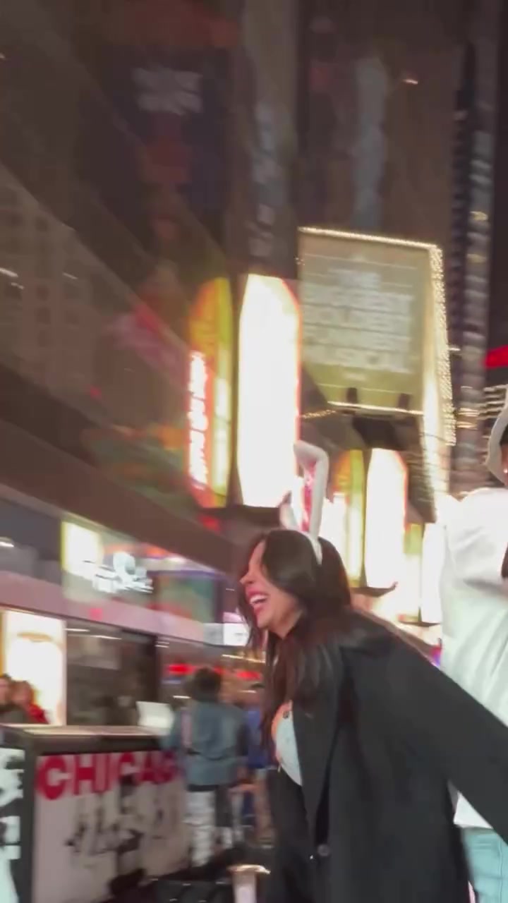 金年会金字招牌信誉至上🥵大尺度互动！比斯利和身材爆炸女友玩LOVE游戏 最后这一吻…